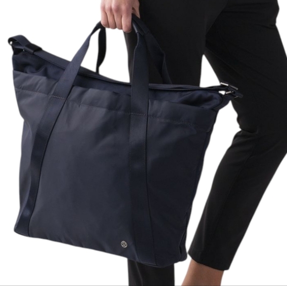 Lululemon Carry The Day Bag Women's OS 22L Gym Active Travel Midnight Navy 3/17 - Picture 1 of 16